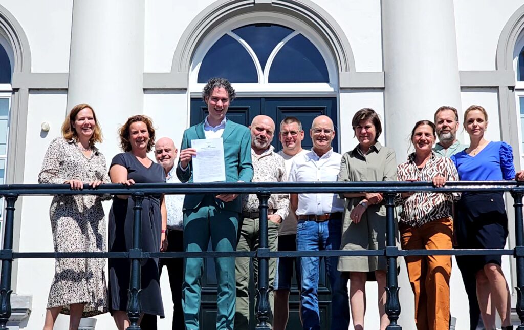 Wethouder Maikel Voeten en alle partners van Zundert Floreert ondertekenden het convenant om de samenwerking te verlengen.