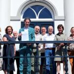 Wethouder Maikel Voeten en alle partners van Zundert Floreert ondertekenden het convenant om de samenwerking te verlengen.